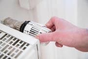 Zum dpa-Magazin-Bericht vom 30. Oktober 2017: Es muss nicht die Höchststufe der Heizung sein: Eine angenehme Raumtemperatur für Küche und Wohnzimmer ist 20 Grad. ..(Archivbild vom 24.01.2017/Nur zur redaktionellen Verwendung durch dpa-Magazin-Bezieher.) Foto: Christin Klose/dpa-mag (KEYSTONE/DPA/Christin Klose) (Bild: CHRISTIN KLOSE (DPA dpa-mag))