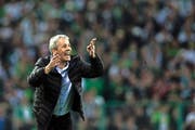 Momentan kann er kaum fassen, was er zu sehen bekommt: Lucien Favre, Schweizer Übungsleiter in Gladbach. (Bild: Getty/Alex Grimm)