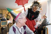 Zunacher-Bewohnerin Rosa Graf freut sich über den Auftritt des Bärnerwiibs. (Bild: Eveline Beerkircher (Kriens, 28. Januar 2018))