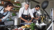 Eine Mitarbeiterin, Lidl-Chef Georg Kröll und Projektleiter Remo Brugger in der Testküche. (Bilder: Michel Canonica (Winterthur, 30. August 2017))