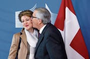 Gemischte Signale: EU-Kommissionspräsident Juncker küsst Bundesrätin Sommaruga. (Bild: Olivier Hoslet/EPA (Brüssel, 2. Februar 2015))