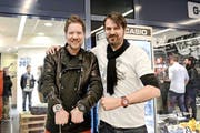 Roland Bunkus alias Mr. Da-nos (links) und Sacha Baer posieren mit ihren momentanen Lieblingsuhren vor dem ersten Pop-up-Shop Zugs. (Bild: PD)
