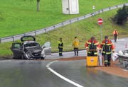 Die Unfallstelle auf der Luzernerstrasse in Arth: Auf dem Boden sieht man in braun die Ölspur, welche beseitigt werden musste. (Bild: Kantonspolizei Schwyz)