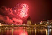 Um Punkt 20 Uhr startete das Feuerwerk. (Bild: Keystone/Urs Flüeler)