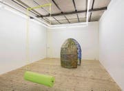 Kokon und gelbe Schaukel in der Ausstellung «Into Coriander» von Gil Pellaton im sic! Raum für Kunst, Luzern. (Bild: Andri Stadler (2017))