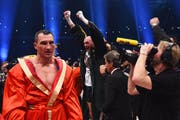 War es ein Abgang für immer? Wladimir Klitschko zieht im Düsseldorfer Fussballstadion gezeichnet von dannen, im Hintergrund bejubelt Tyson Fury seinen sensationellen WM-Sieg. (Bild: Getty/Lars Baron)