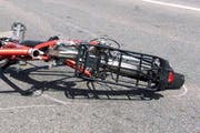 Beim Sturz verletzte sich der Velofahrer schwer. (Bild: Themenbild Neue LZ)
