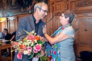 16 Jahre später gratuliert sie ihrem Parteikollegen Beat Züsli zur Vereidigung als Stadtpräsident. (Bilder Nadia Schärli/Archiv Neue LZ)