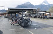 Der vom Gemeinderat favorisierte Standort für ein Gemeindehaus beim Bahnhof der Zentralbahn: Die Veloabstellplätze müssen verschoben werden. (Bild Robert Hess)