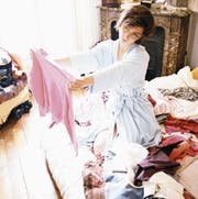 Laut der Expertin Kondo beginnt das Ausmisten beim Kleiderschrank, dann folgen Bücher, Papiere, Kleinkram und Erinnerungsstücke. (Bild: Getty)
