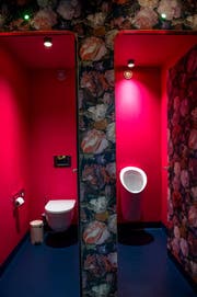 WC der Frauen und Männer im Hotel Anker in Luzern nebeneinander. (Bild: Nadia Schärli (Luzern, 13. Dezember 2016))