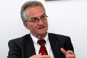 Bernhard Neidhart, Leiter des kantonalen Amts für Wirtschaft und Arbeit, wird mit Fragen von Firmen betreffend der Masseneinwanderungsinitiative konfrontiert. (Bild: Archiv Werner Schelbert / Neue ZZ)