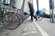 Velofahrerinnen können ihre Fahrräder oft gar nicht unmittelbar beim Bahnhof abstellen, weil alle Plätze belegt sind. (Bild Dominik Wunderli)