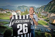 Reto Lichtsteiner daheim in Hergiswil NW mit dem Juventus-Dress seines Sohnes Stephan. (Bild Pius Amrein)