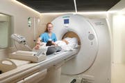 Ein Patient wird für die Untersuchung vorbereitet. (Bild: pd)