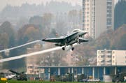 Ein Kampfjet des Typs F/A-18 beim Start in Emmen. (Bild: Keystone)