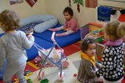 Auch in Willisau können Kinder jetzt mit Betreuungsgutscheinen in die Krippe (Themenbild). (Bild: Pius Amrein / Neue LZ)