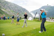 Die Schweizer Wintersport-Legenden Bernhard Russi, Tanja Frieden, Didier Defago und Pirmin Zurbriggen (v.r.n.l.) eröffnen mit ihren Abschlägen den Golfplatz «Andermatt Swiss Alps Golf Course» in Andermatt. (Bild: Keystone / Urs Flüeler)