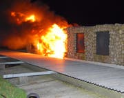 Der Scheibenstand in Rickenbach steht in Flammen. (Bild: Luzerner Polizei)