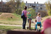 Eine Frau spielt mit ihren Kindern. (Bild: Keystone)