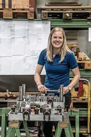 Die 19-jährige Nadine Rogenmoser hat ihre Lehre zur Polymechanikerin abgeschlossen. (Bild: Nadia Schärli (Zug, 21. Juni 2017))
