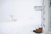 Vorhang auf: Vier Wochen früher als im letzten Jahr kann man auf dem Raten Ski fahren. Nur der Nebel sollte sich noch lichten. (Bild Maria Schmid)