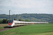 Auch die zweite Klasse ist spitze: Stadler-Rail-Chef Peter Spuhler in seinem Zug. (Bilder: Gian Ehrenzeller/Keystone (18. Mai 2017))