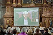 Vor der Gedenkfeier wurden in der bereits gut gefüllten Jesuitenkirche auf einer grossen Leinwand Fotos aus dem Leben Rolf Brems gezeigt. (Bild: Pius Amrein / Neue LZ)