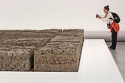 80 Tonnen Klärschlamm und Fäkalien hat der Künstler Mike Bouchet für seine Skulptur verwendet – es duftet eher speziell. (Bild: Keystone)