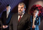 Die TV-Krimiserie «Der Bestatter» führt zu regem Interesse am Berufsstand Bestatter. Im Bild der TV-Bestatter Mike Müller als Luc Conrad (Mitte) mit seinen Angestellten Reto Stalder als Fabio Testi und Suly Röthlisberger als Erika Bürgisser. (Bild: SRF)