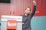 FILE - In this Nov. 24, 2017 file photo Kevin Kuehnert gives thanks for having been chosen as federal chairman at the federal congress for Young Socialists in the SPD (Jusos) at the E-Werk in Saarbruecken, Germany. Supporters and opponents of a new alliance with Chancellor Angela Merkel are making their case to members of Germany's main center-left party who will decide this weekend whether to negotiate a new governing coalition. (Oliver Dietze/dpa via AP) (Bild: Oliver Dietze / Keystone / DPA / AP (Saarbrücken, 24. November 2017))