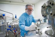 Bei der Werthenstein BioPharma GmbH in Schachen (Bild oben) wurde das Krebsmedikament Keytruda (Bild unten) entwickelt. (Bild Dominik Wunderli/PD)