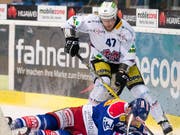 EHC Biel Verteidiger Marco Maurer, stehend, gegen EHC Kloten Stuermer Vincent Praplan waehrend dem Eishockey-Meisterschaftsspiel der National League A zwischen dem EHC Kloten und dem EHC Biel am Samstag, 18. Februar 2017, in der SWISS Arena in Kloten. (KEYSTONE/Patrick B. Kraemer) (Bild: KEYSTONE/PATRICK B. KRAEMER)