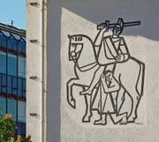 Der hl. Martin von Elso Schiavo am Haus Zugerstrasse 6 entstand 1955. (Bild: Andreas Faessler (Baar, 16. Mai 2017))
