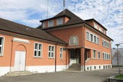 Das rote Schulhaus in der Waldeten Rotkreuz des Architekten und renommierten Schulhausbauers Emil Weber ist typisch für die 1930er Jahre. (Bild: PD)