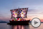 Das "Ship of Tolerance", ein Kunstprojekt des Kuenstlerpaares Ilya und Emilia Kabakov, auf dem Zugersee bei Zug, am Mittwoch, 28. September 2016. Schuelerinnen und Schueler aus ueber 115 Klassen aus dem ganzen Kanton Zug haben zum Thema Toleranz und Respekt Segelbilder gemalt. Noch bis am 13. Oktober 2016 ist das "Ship of Tolerance" am Ufer des Zugersees zu sehen. (KEYSTONE/Alexandra Wey) (Bild: ALEXANDRA WEY (KEYSTONE))