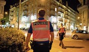 Eine Patrouille der Luzerner Polizei ist in der Stadt Luzern unterwegs. (Bild: Dominik Wunderli (26. September 2014))