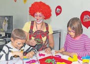Die Geschwister Yanis (links) und Selina Niederberger basteln mit Clownin Tatjana Niederberger. (Bild: Daniel Frischherz / Archiv)