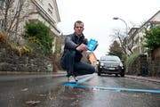 Neu gibt es im Sternmattquartier nur noch Blaue-Zone-Parkplätze. Dem Quartiervereinspräsidenten Marcel Villiger ist das ein Dorn im Auge. (Bild: Dominik Wunderli / Neue LZ)
