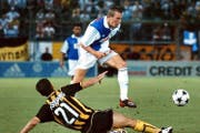 Stephan Lichtsteiner 2003 als GC-Spieler gegen Katsouranis (unten). (Bild: Keystone)