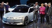 Bundeskanzlerin Angela Merkel schaut sich an der IAA den BMW Vision iDynamic an. (Bild: KEY)