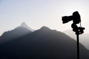 Kreative Filme sind gefragt: Eine Kamera steht auf einem Stativ neben der Rigi Hochflue. (Bild: Keystone / Anthony Anex)