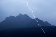 Ein Gewitter mit Blitz zieht Anfang Juli über das Pilatus-Gebiet. (Symbolbild / Philipp Schmidli / Neue LZ)