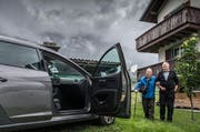 Der freiwillige Helfer des Schweizerischen Roten Kreuzes, Max Büeler (rechts), holt Hermann Gisler-Kieliger zu Hause in Schattdorf für eine Fahrt ins Spital Altdorf ab. (Bild Boris Bürgisser)