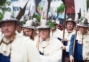 Hellebardiere beim Einzug vom Städtli in die Pfarrkirche Sempach. Rund 850 Personen nahmen am Sonntag an den Feierlichkeiten teil. Bild: Jakob Ineichen (Sempach, 2. Juli 2017)