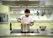 Raschid Bilal bei seiner Arbeit als Koch im Arbeits- und Ausbildungszentrum in Kriens des Vereins Arbiz, der ebenfalls die Arbeitsintegration fördern will. (Bild Pius Amrein/Neue LZ)