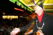 Wey-Zunftmeister Bruno Spörri warf Orangen in die Menge. (Bild René Meier/Zisch)