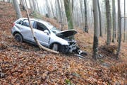 Das zuvor entwendete und nun stark beschädigte Auto wurde in einem Waldstück in Stansstad gefunden. (Bild: Kantonspolizei Nidwalden)