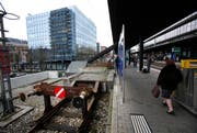 Zug - im Bild der Bahnhof mit einem Finanzinstitut im Hintergrund - und Schwyz stossen sich naturgemäss über die Rolle als Geberkanton. (Symbolbild Christof Borner-Keller / Neue ZZ)