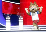 In Moskau ist alles bereit für die WM-Auslosung. Auch Maskottchen Zabivaka ist schon da. (Bild: Sergei Chirikov/EPA/Keystone (Moskau, 29. November 2017))